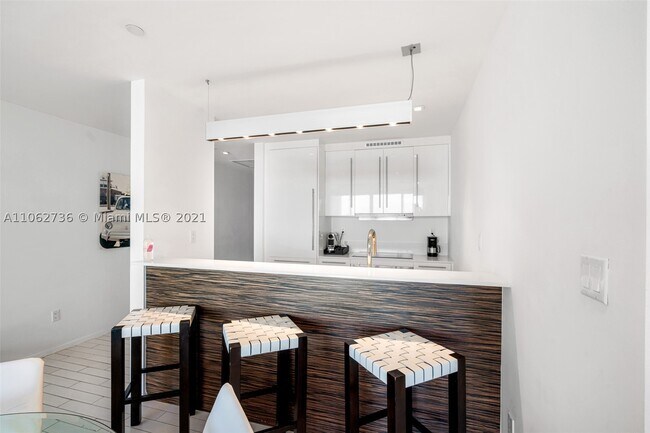 Building Photo - 2201 Collins Ave