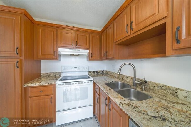 Primary Photo - 2555 NE 11th St