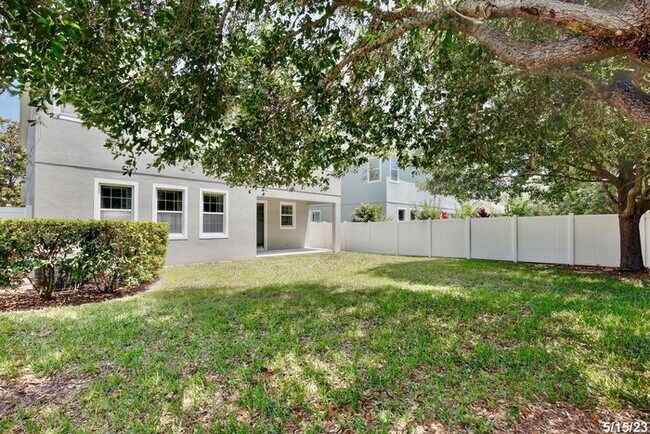 Building Photo - Gorgeous 4/3.5 Home with a Large Fenced Ba...