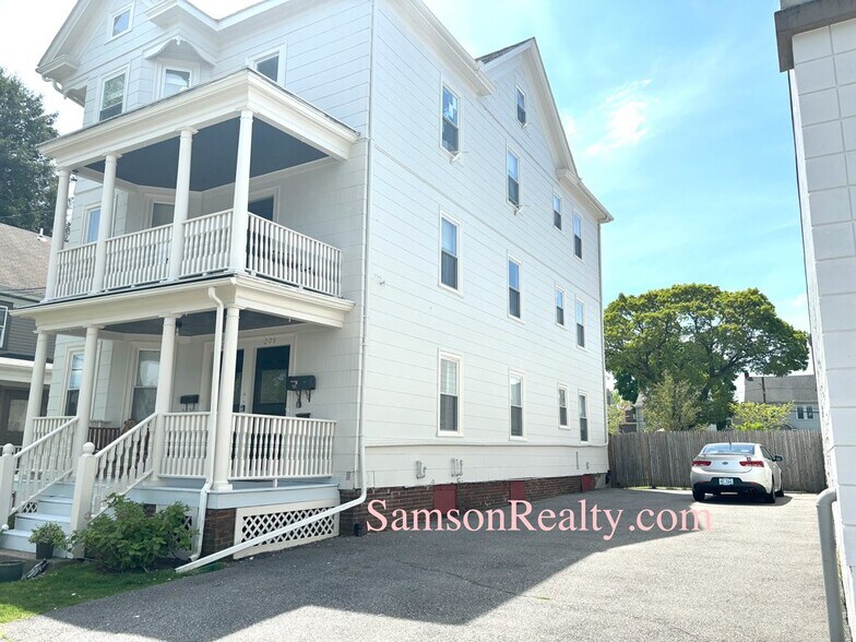 Building Photo - 209 4th St