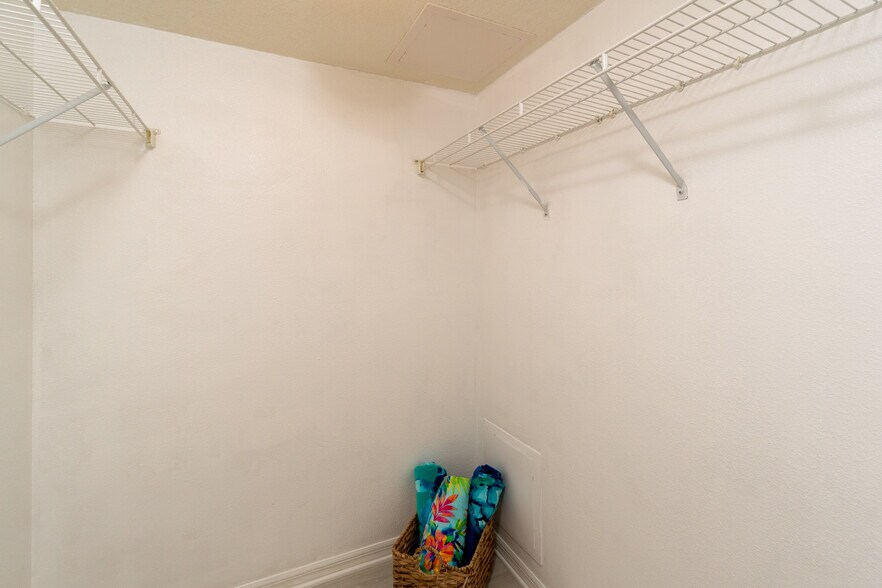 Master Closet - 821 Montrose Dr
