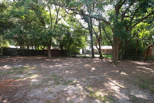Building Photo - Updated 3BR/2BA Home with New Flooring & F...