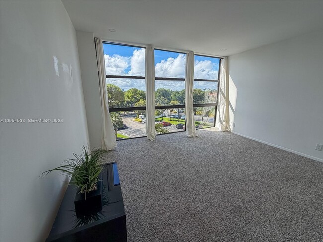 Building Photo - 1000 Parkview Dr
