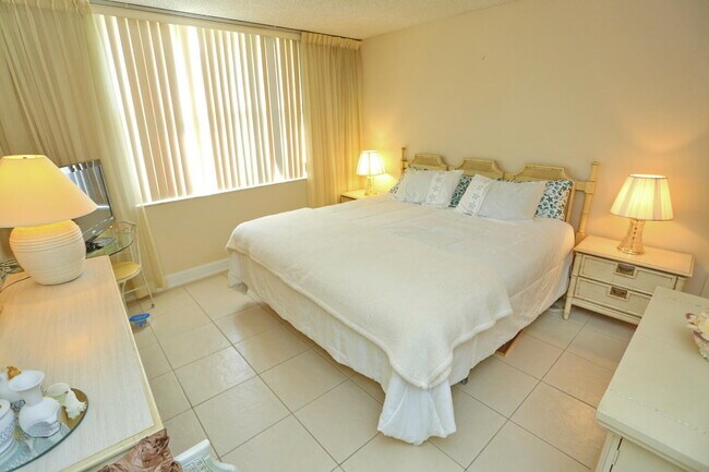 Building Photo - 1009 N Ocean Blvd