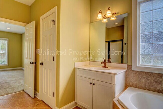 Building Photo - 5013 Gorham Ave