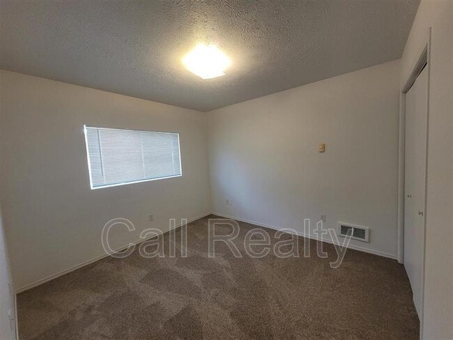 Building Photo - 10714 E Augusta Ave