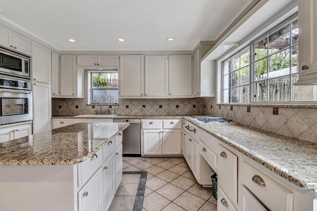 Building Photo - 3-BEDROOM IN ALAMO HEIGHTS W/ POOL