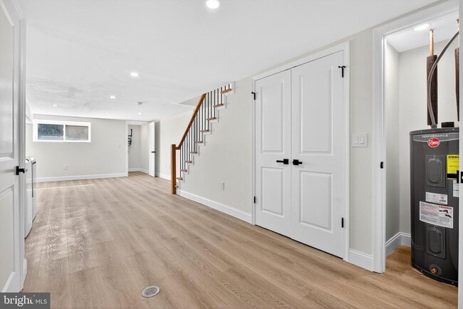 Building Photo - 5925 Woodcrest Ave
