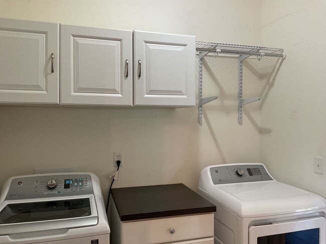 Building Photo - 4 Bedroom 2.5 Bathroom located in Old Mill...