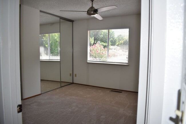 Building Photo - Freshly updated condo unit with a communit...