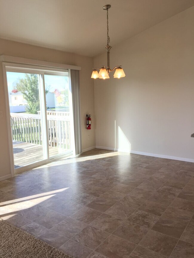 Building Photo - 3 Bed 3 Bath Twin Home