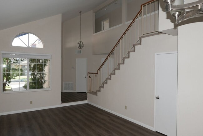 Building Photo - Updated home in Riverside's Hawarden Hills community