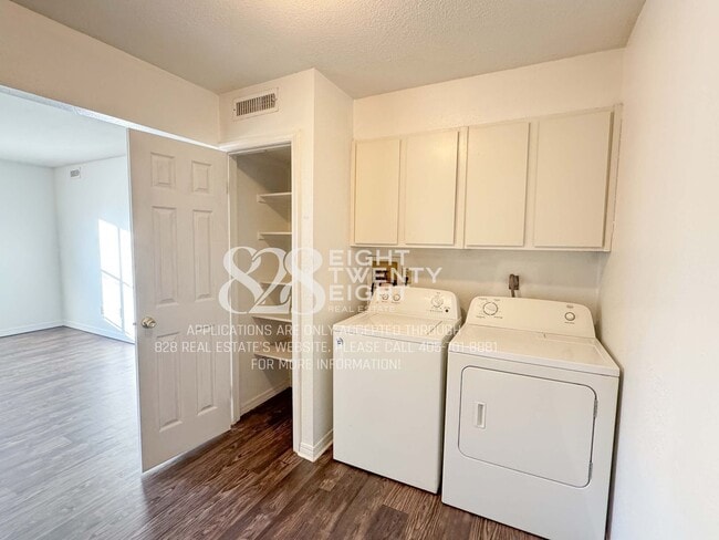 Building Photo - COMING SOON! West Oaks 2 Bed/1 Bath Second Floor Apt in Newcastle!