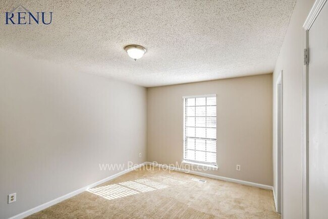 Building Photo - AVAILABLE NOW!!