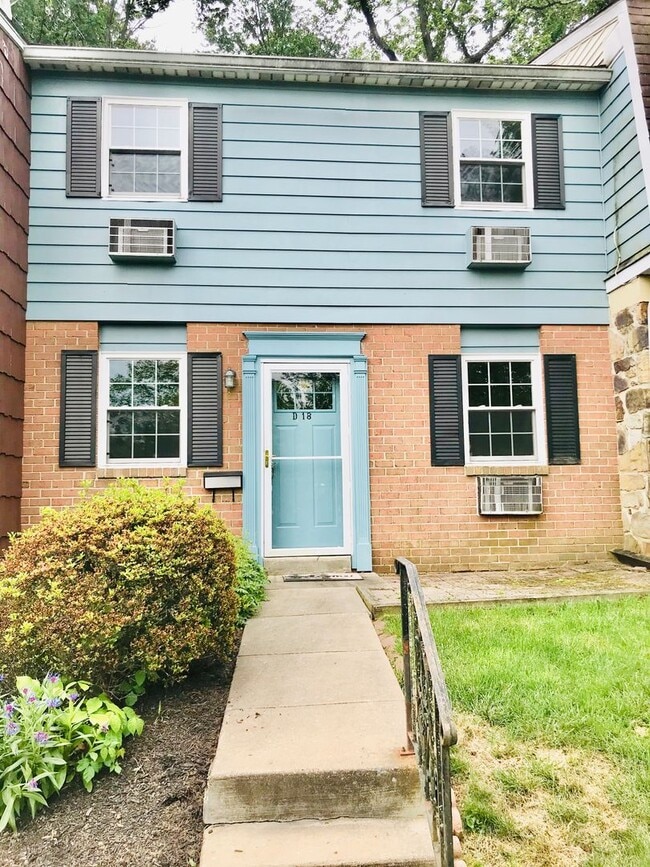 Building Photo - Gorgeous 2-Bed/1.5-Bath Townhouse in West Chester! Available Early September!