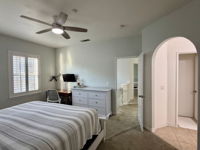 Building Photo - Vibrant 3 Bedroom Townhome in Bressi Ranch