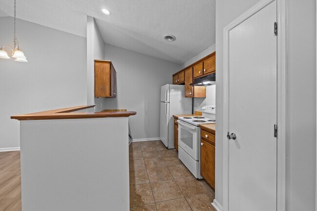 Building Photo - 1501 Fairfax Ln