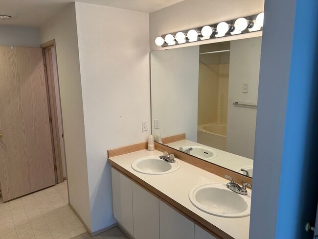 Building Photo - 2 Bed, 2 bath Condo w/garage in West Bay at The Lakes in Kent, $2550/mo.