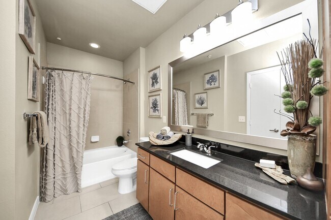 Building Photo - 5455 Richmond Ave.