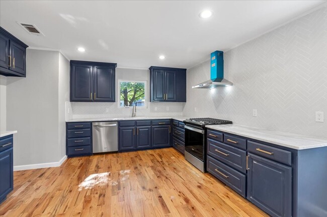 Building Photo - Recently Renovated 4-bed 3.5-bath 2-living...