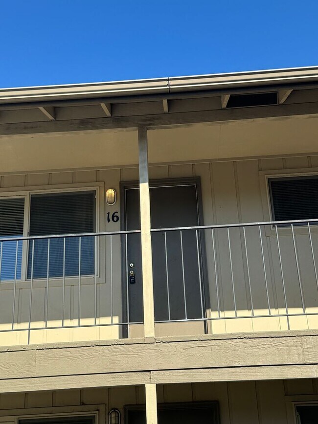 Building Photo - Kelly View Apartments