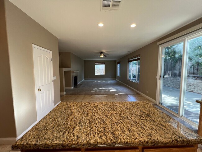 Building Photo - Highly Saught After Stonelake 4 Bedroom wi...