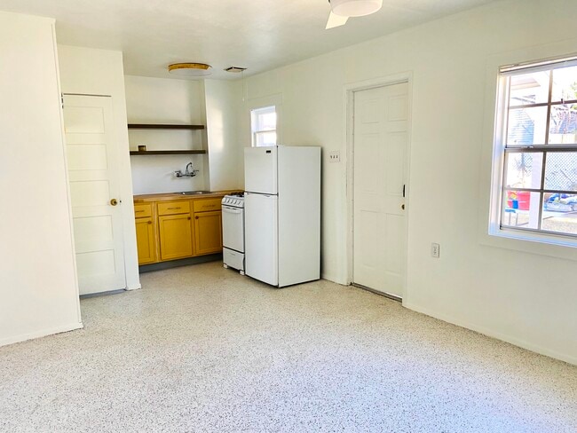 Building Photo - 1716 E Earll Dr