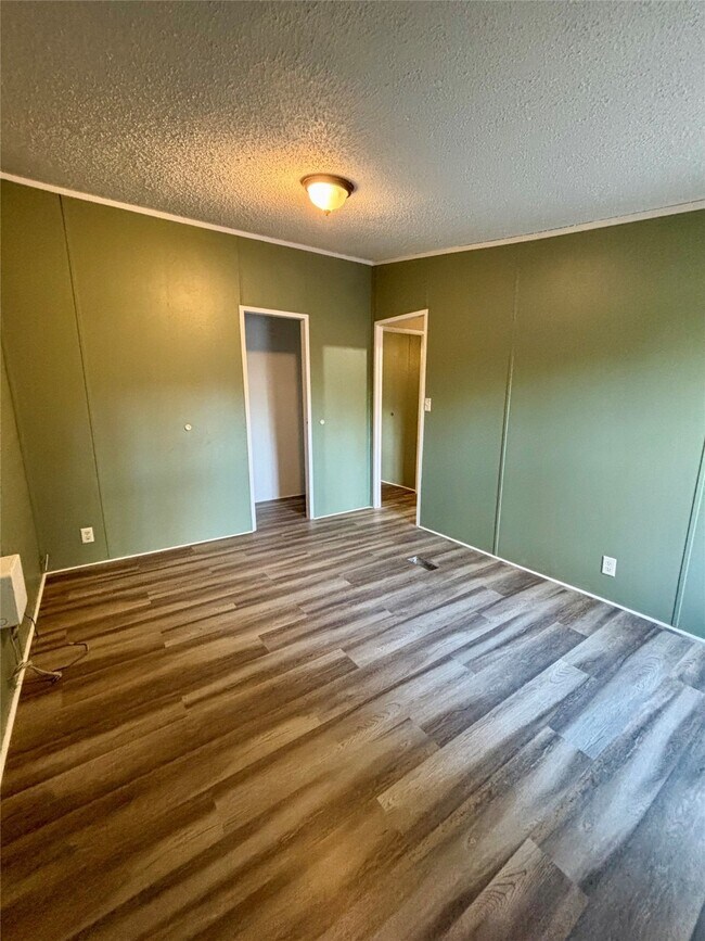 Building Photo - 111 Lakeside Woods Dr