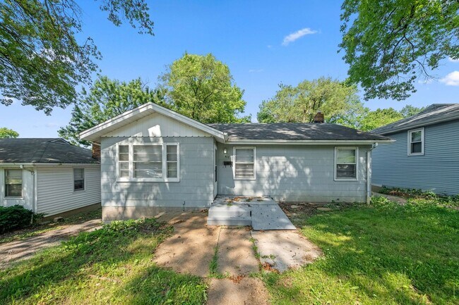 Primary Photo - Cozy 3-Bedroom Home in Ferguson – $1,499/m...