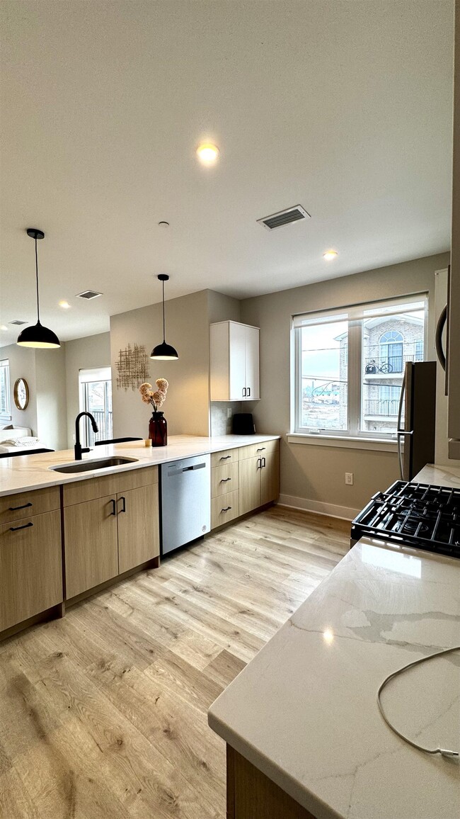 Building Photo - 203-205 Randolph Ave Unit# 101