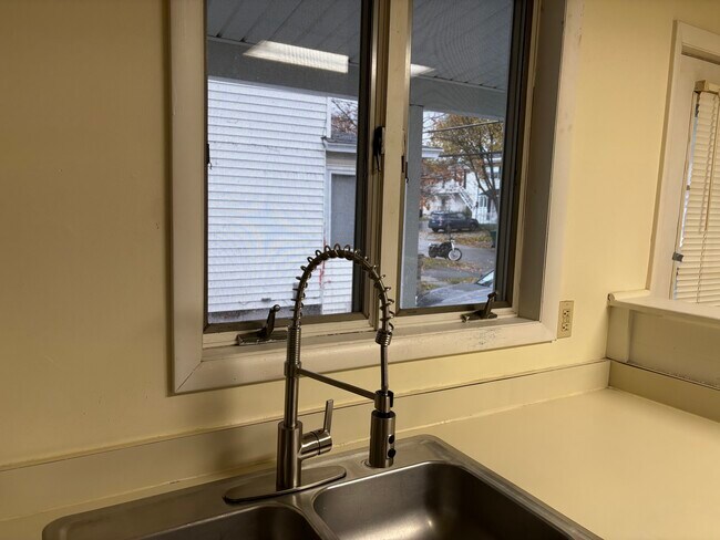 Building Photo - 222 W 4th St