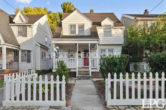Primary Photo - 2029 Berdan Ave