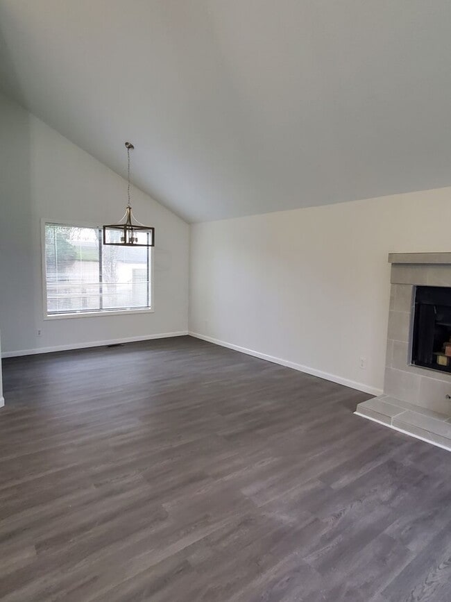Building Photo - 3 bedroom - recently renovated home
