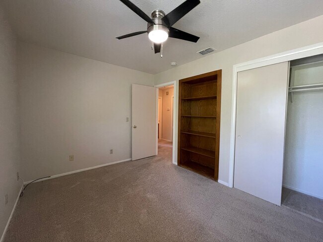 Building Photo - Spacious & Bright 3-Bedroom, 2 and 1/2 Bat...