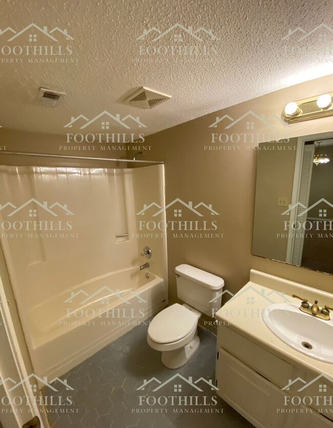 Building Photo - 2 bedroom, 2 bathroom condominium unit nea...