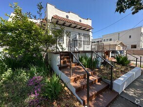 Building Photo - 5 bedrooms, 1.5 baths with parking off Sun...