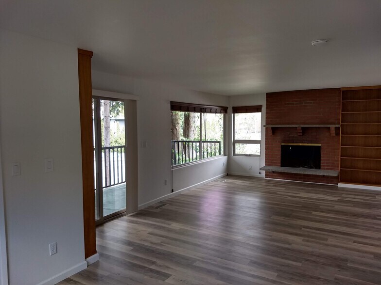 Building Photo - 2521 NE 125th St