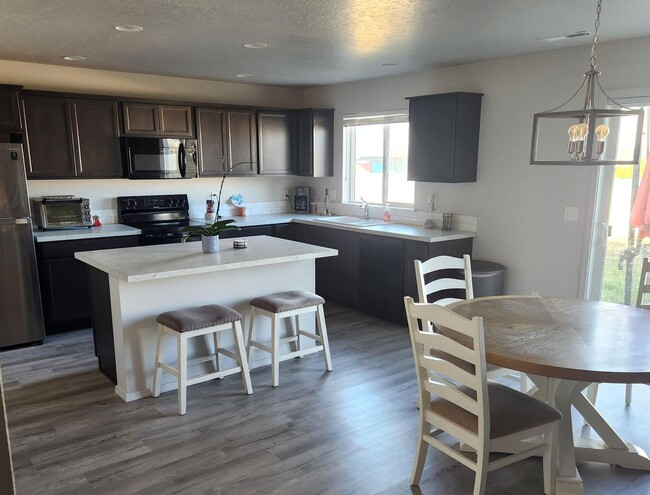 Building Photo - Newer 4 bed 2.5 bath Nampa home just off o...