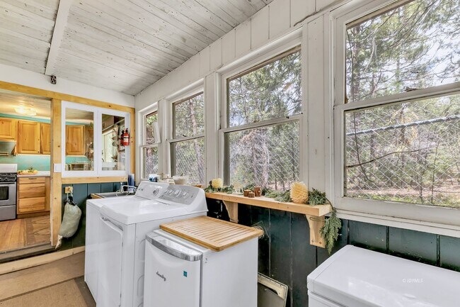 Building Photo - 3 bd 2 ba country cabin close to town