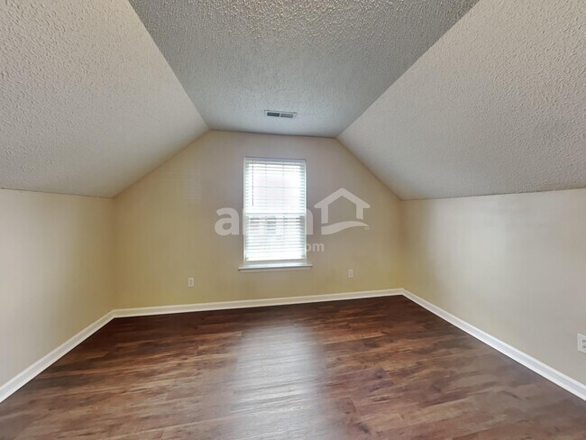 Building Photo - 6 Semmelrock Dr