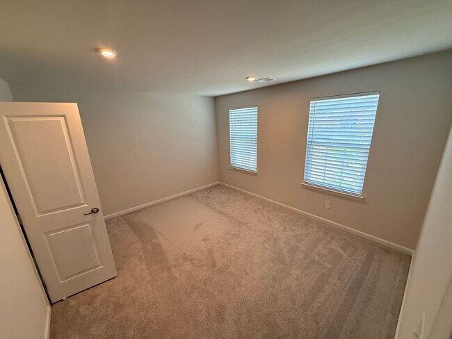 Building Photo - Like New home in Monroe