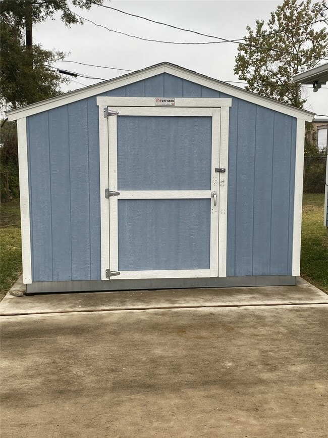 Building Photo - 3151 Roe Dr