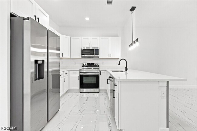 Building Photo - 2421 Herb Ave S