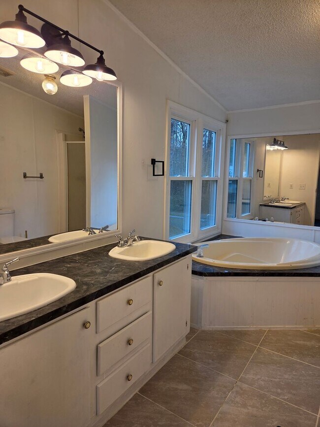 Building Photo - 3 bedroom mobile home in Iron Station