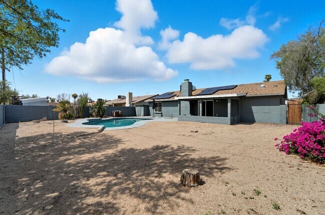 Building Photo - Beautiful Glendale Home With Pool!