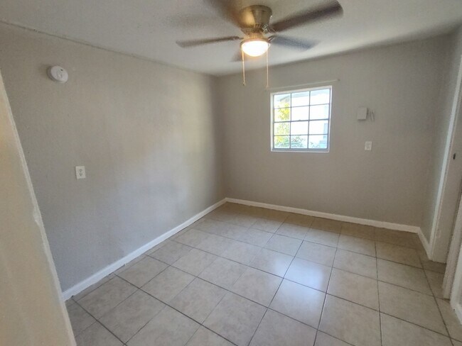 Building Photo - 3010 E Idlewild Ave