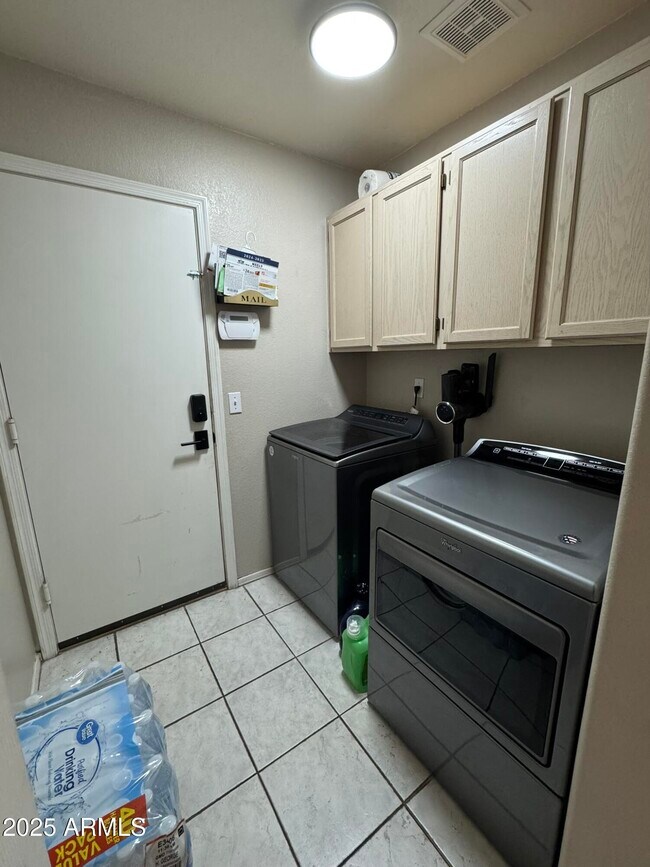 Building Photo - 820 N Owl Dr
