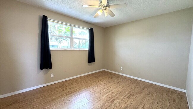 Building Photo - 484 Grandview Ave