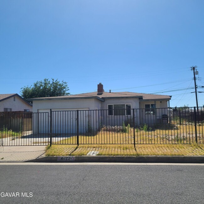 Primary Photo - 44221 Foxton Ave