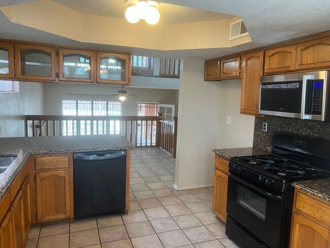 Building Photo - Incredible 4 bedroom, 2 1/2 bath home in East El Paso!!